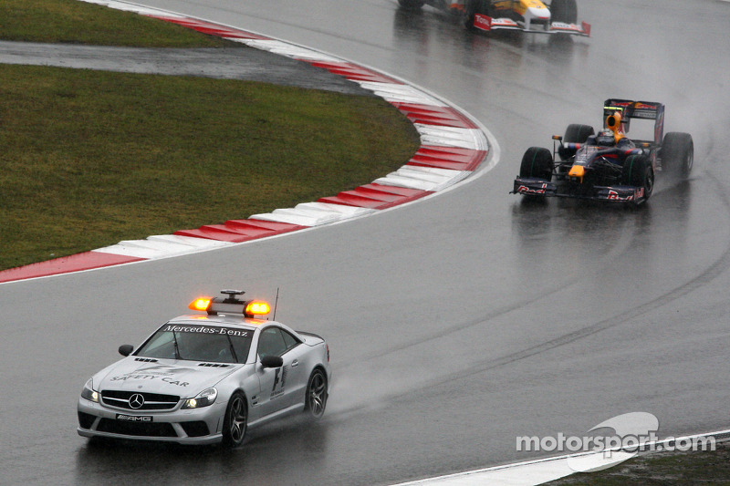 Sebastian Vettel, Red Bull Racing detrás del coche de seguridad
