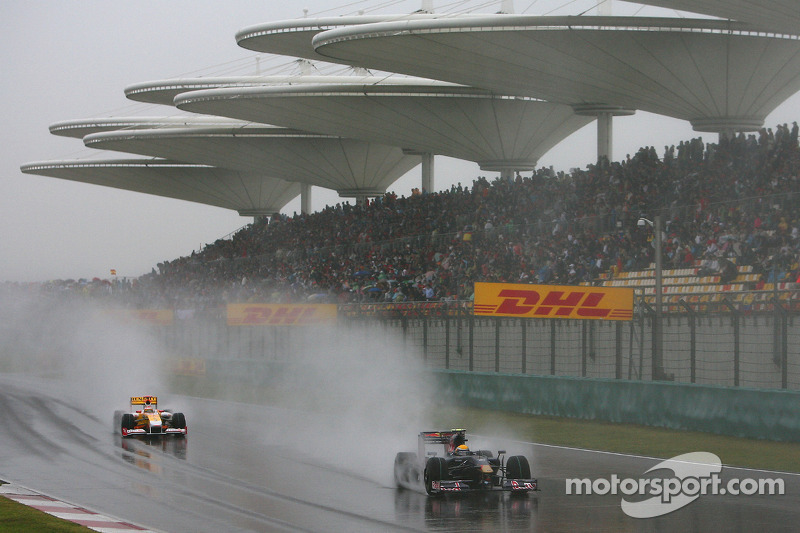 Sebastien Buemi, Scuderia Toro Rosso, y Fernando Alonso, Renault F1 Team