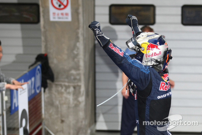 Ganador de la carrera Sebastian Vettel, Red Bull Racing, celebra