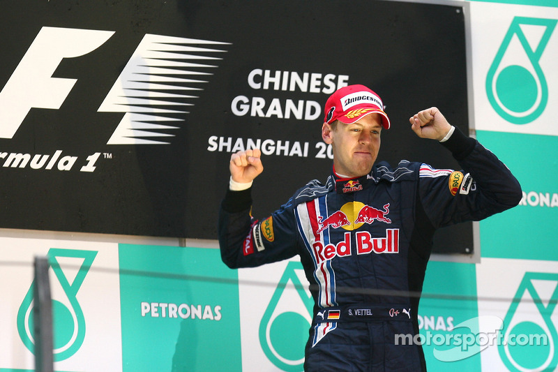 Podio: ganador de la carrera Sebastian Vettel, Red Bull Racing