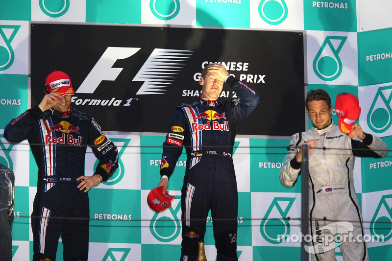 Podio: ganador de la carrera Sebastian Vettel, Red Bull Racing, segundo lugar Mark Webber, Red Bull
