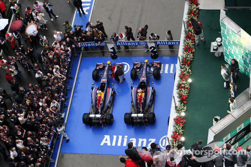 Podio: ganador de la carrera Sebastian Vettel, Red Bull Racing, segundo lugar Mark Webber, Red Bull