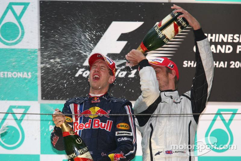 Podio: champagne para el ganador de la carrera Sebastian Vettel, Red Bull Racing, tercer lugar Jenso