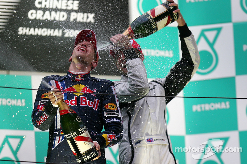 Podio: champagne para el ganador de la carrera Sebastian Vettel, Red Bull Racing, tercer lugar Jenso