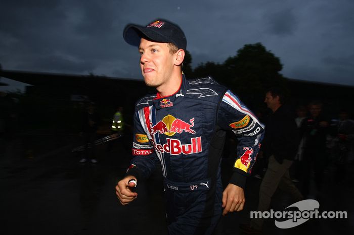 Sebastian Vettel con su herida en el pulgar derecho ya cubierta