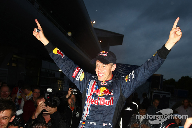 Sebastian Vettel con su herida en el pulgar derecho ya cubierta en la celebración con su equipo