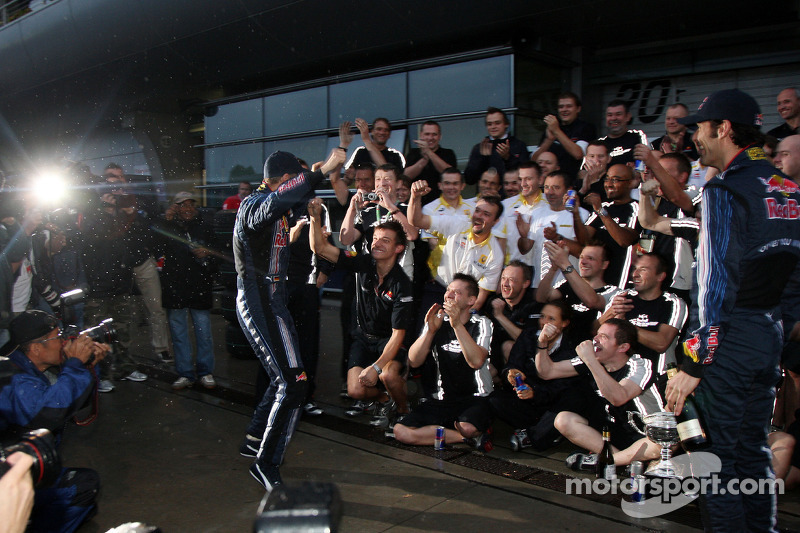 Ganador de la carrera Sebastian Vettel, Red Bull Racing celebra con los miembros del equipo Mark Web