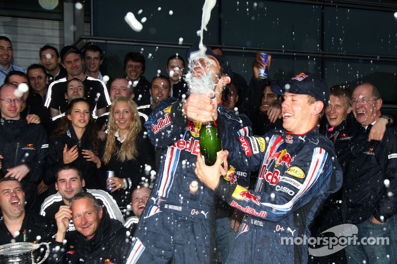 Ganador de la carrera Sebastian Vettel, Red Bull Racing celebra con Mark Webber, Red Bull Racing