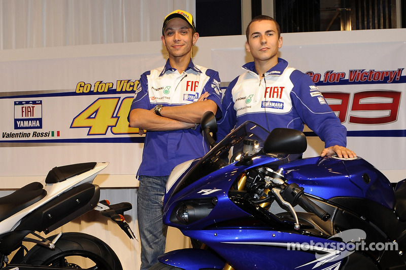 Yamaha R1 Vorstellung in Tokyo: Valentino Rossi, Fiat Yamaha Team und Jorge Lorenzo, Fiat Yamaha Tea