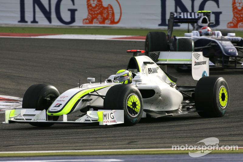 Azar dos japoneses: o carro que usariam em 2009 foi campeão de pilotos e construtores. A equipe Brawn foi vendida para a Mercedes no fim o ano.