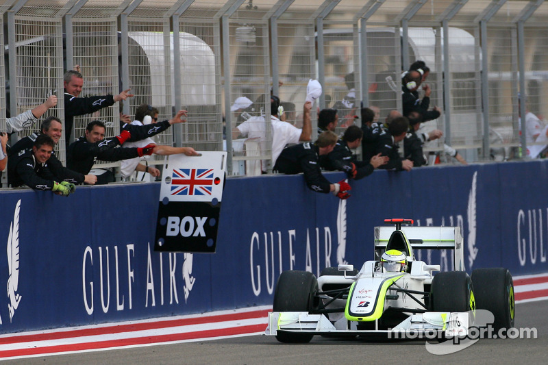Yarış galibi Jenson Button, Brawn GP kutlama yapıyor