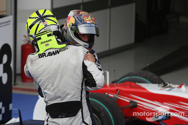 Yarış galibi Jenson Button, Brawn GP kutlama yapıyor ve Sebastian Vettel, Red Bull Racing