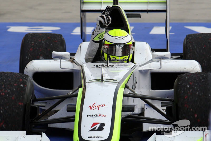 Yarış galibi Jenson Button, Brawn GP kutlama yapıyor