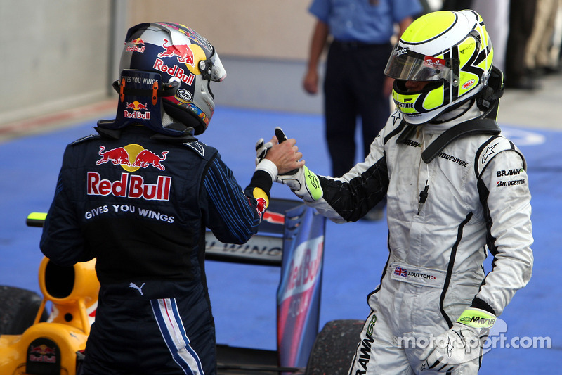 Yarış galibi Jenson Button, Brawn GP kutlama yapıyor ve Sebastian Vettel, Red Bull Racing