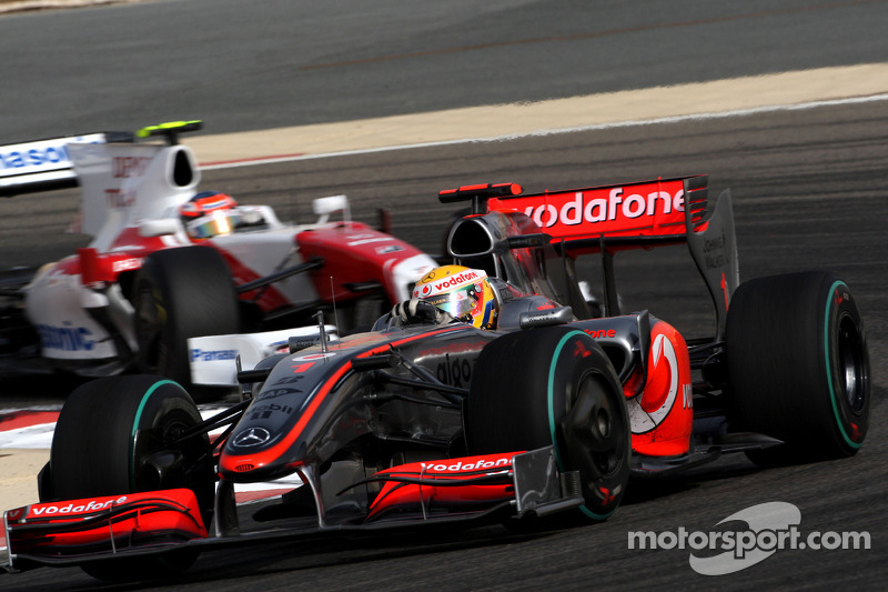 Lewis Hamilton, McLaren Mercedes lidera a Timo Glock, Toyota F1 Team