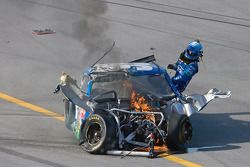 Carl Edwards, Roush Fenway Racing Ford, sort de sa voiture