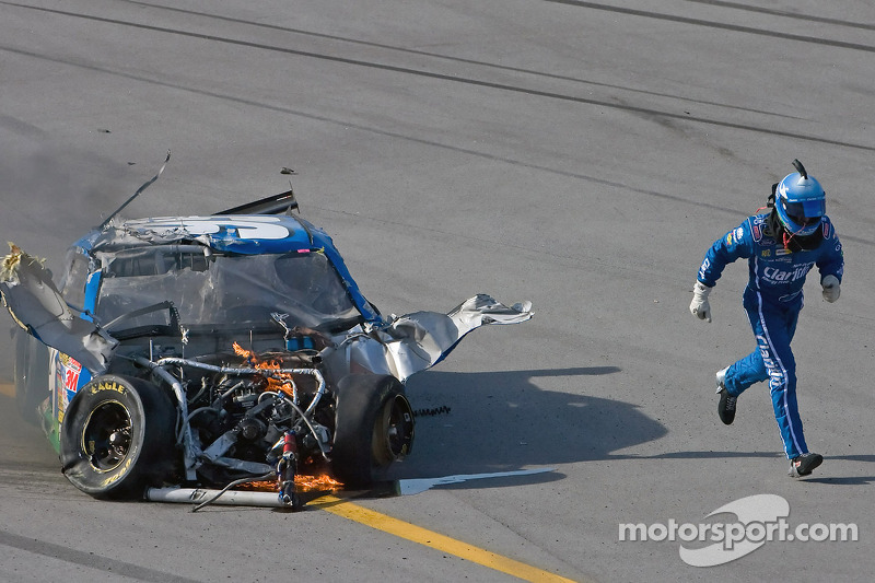 Talladega 2009: Nach Horrorcrash zu Fuß ins Ziel