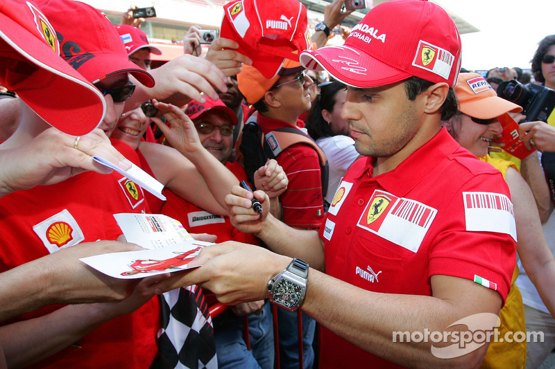 Felipe Massa, Scuderia Ferrari, dá autógrafos a fãs