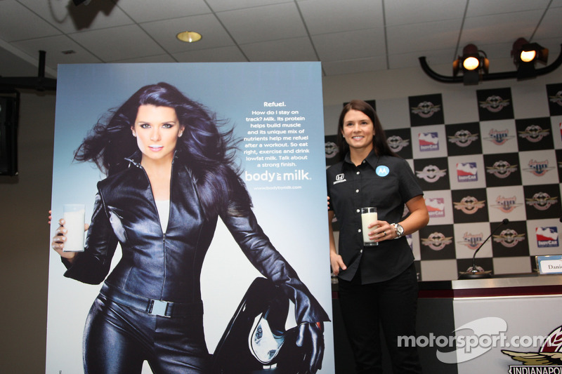 2009: Danica Patrick mit Milch auf Platz 3