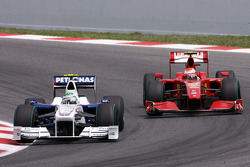 Nick Heidfeld, BMW Sauber F1 Team et Kimi Raikkonen, Scuderia Ferrari