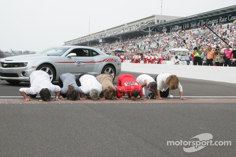 Ganador de la carrera Helio Castroneves besa la yarda de ladrillos con amigos y familiares