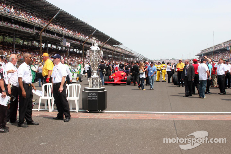 El trofeo de Borg Warner en la yarda de ladrillos en el Indianapolis Motor Speedway