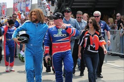 Paul Tracy y el hombre de las cavernas de Geico