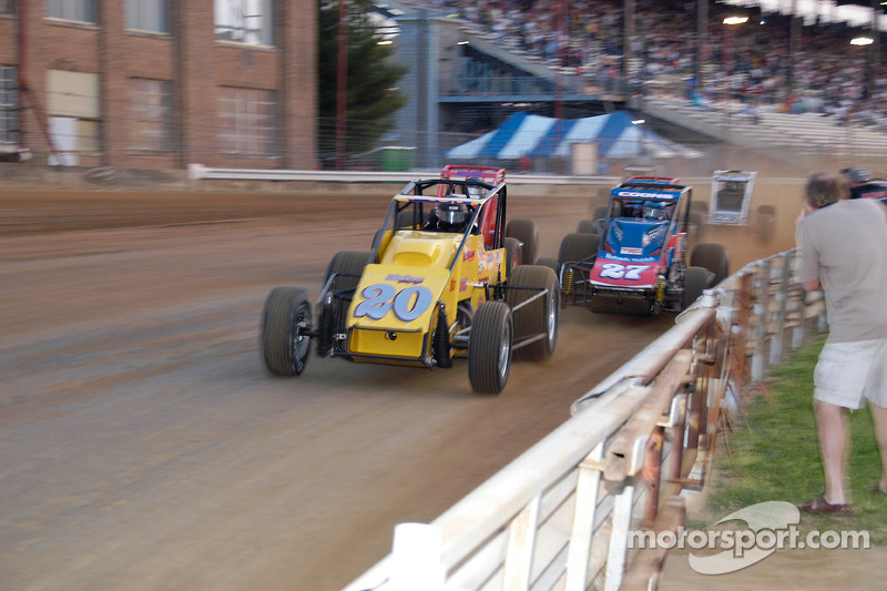 Drapeau vert! Shane Hollingsworth devance Jerry Coons Jr. dans le virage 1