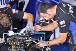 Un technicien Yamaha World Superbike Team au travail