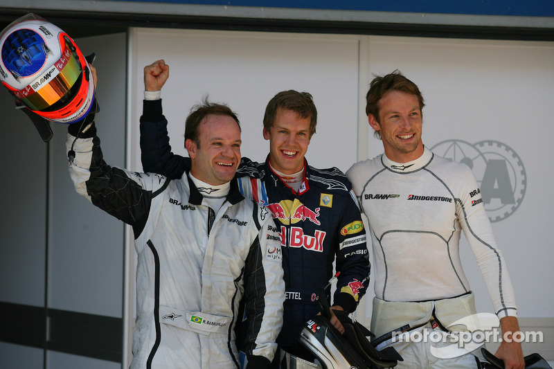 Sebastian Vettel, Red Bull Racing gets Pole: Jenson Button, Brawn GP 2nd ve Rubens Barrichello, Braw