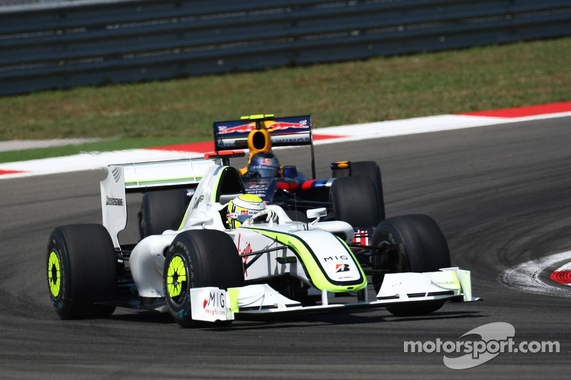 Дженсон Баттон (Brawn Mercedes) попереду Себастьяна Феттеля (Red Bull Renault)