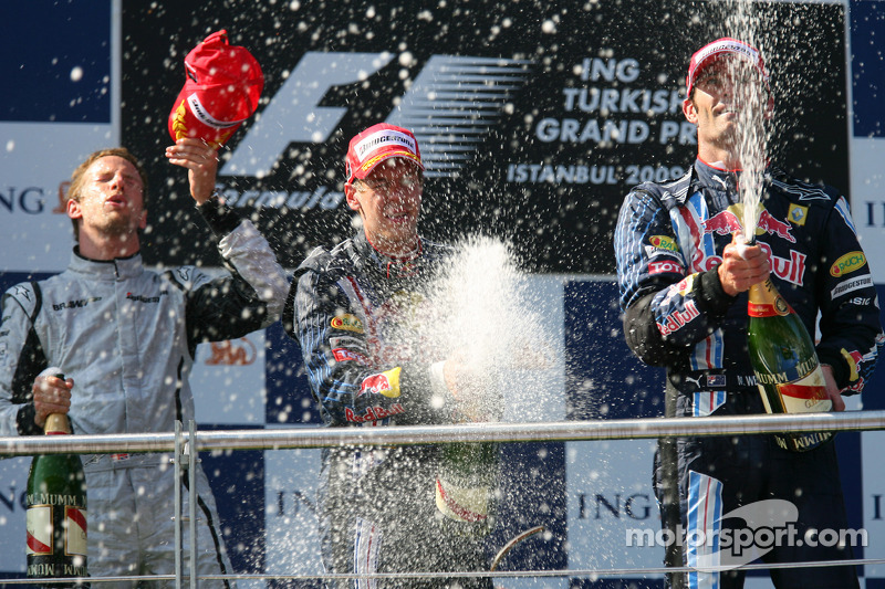 Подіум: переможець Дженсон Баттон (Brawn Mercedes), другий призер Марк Веббер (Red Bull Renault), третій призер Себастьян Феттель (Red Bull Renault)