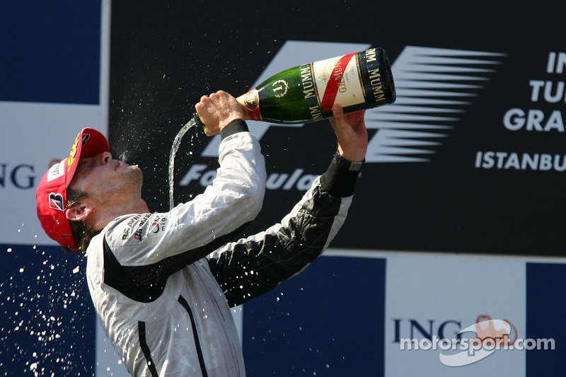 Podyum: Yarış galibi Jenson Button, Brawn GP