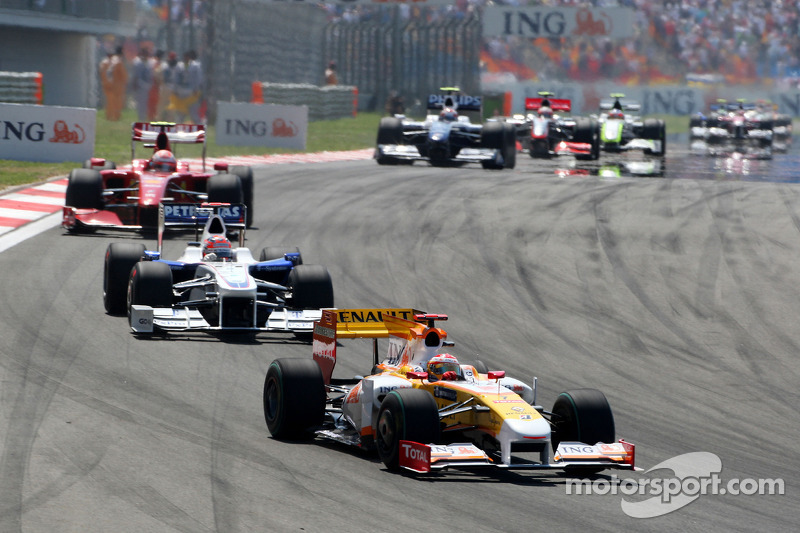 Фернандо Алонсо (Renault) попереду Роберта Кубіци (BMW Sauber)