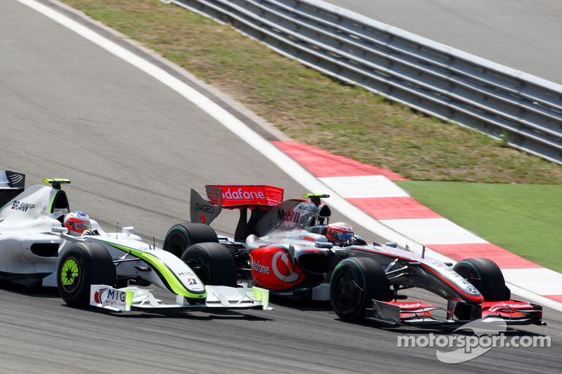 Хейккі Ковалайнен (McLaren Mercedes) і Рубенс Баррікелло (Brawn Mercedes)