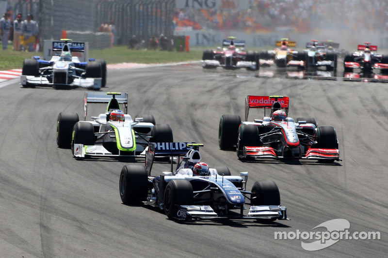 Kazuki Nakajima, Williams F1 Team leads Heikki Kovalainen, McLaren Mercedes and Rubens Barrichello, Brawn GP