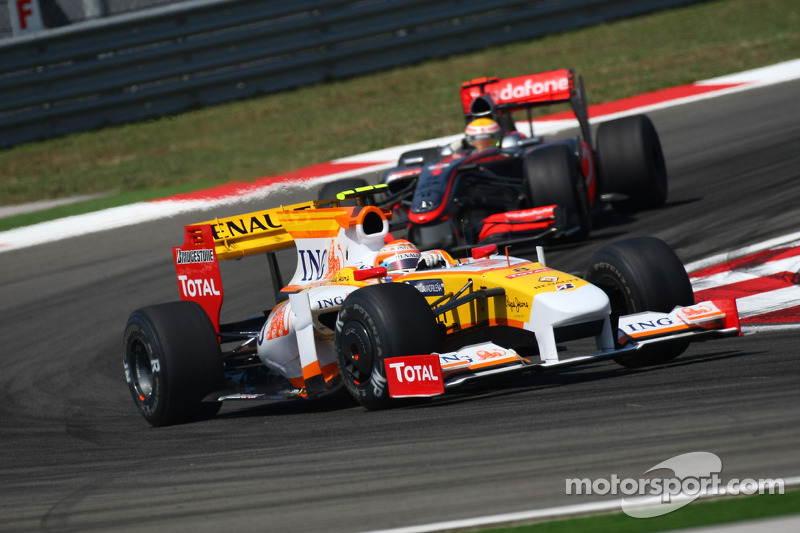 Нельсон Піке-мол. (Renault) та Льюіс Хемілтон (McLaren Mercedes)