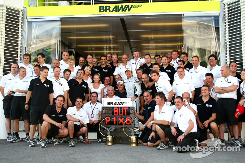 Jenson Button, Brawn GP kutlama yapıyor takım ile