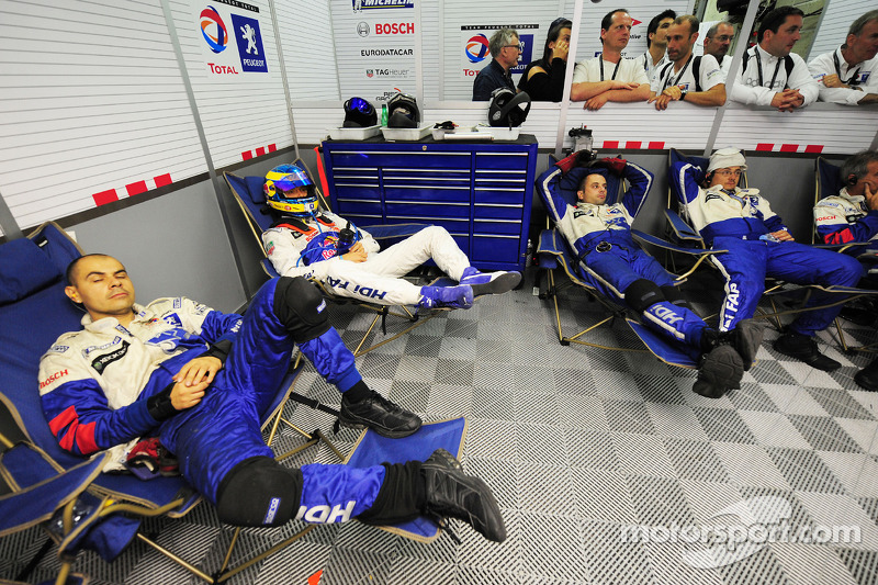 2009 год. Гонщик Team Peugeot Total Себастьен Бурдэ и механики команды в ожидании пит-стопа