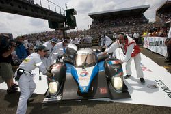 La voiture gagnante #9 Team Peugeot Total Peugeot 908 entre au Parc Fermé, conduite par Marc Gene