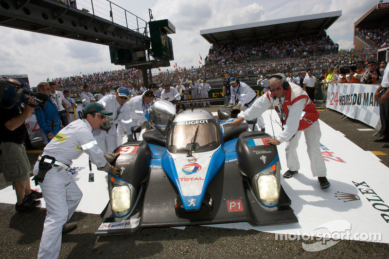 La voiture gagnante #9 Team Peugeot Total Peugeot 908 entre au Parc Fermé, conduite par Marc Gene