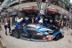Arrêt pour la #9 Team Peugeot Total Peugeot 908: Alexander Wurz, David Brabham, Marc Gene