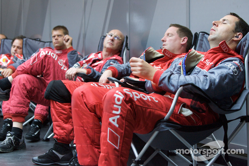 2009 год. Механики Audi Sport отдыхают между пит-стопами