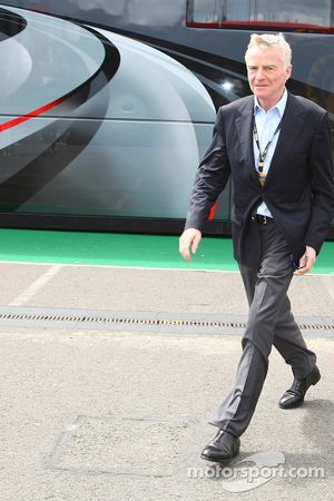 Max Mosley,le Président de la FIA sortant du motorhome de Bernie Ecclestone.