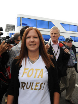A FOTA fan with Max Mosley, FIA President