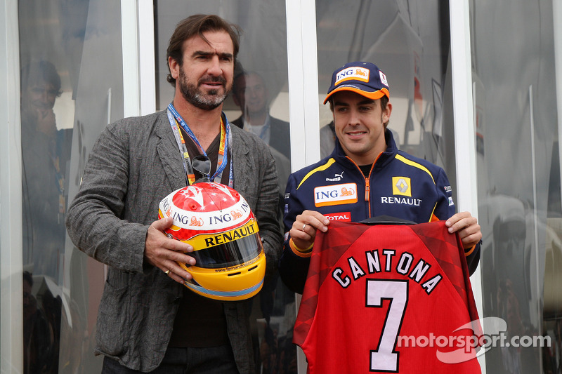 Eric Cantona, ex futbolista francés y Fernando Alonso, Renault F1 Team
