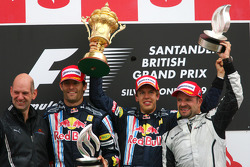 Podio: ganador de la carrera Sebastian Vettel, Red Bull Racing, segundo puesto de Mark Webber, Red B