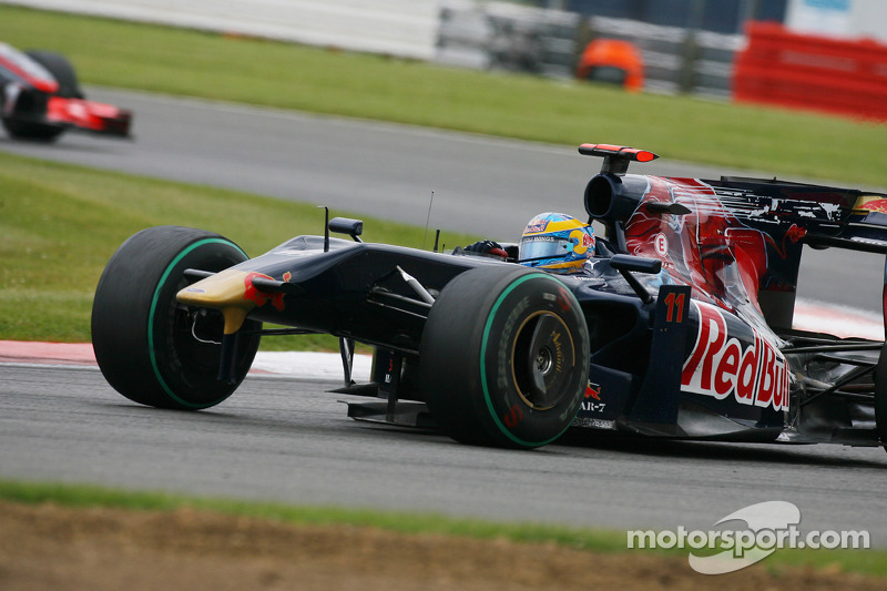 Sébastien Bourdais, Scuderia Toro Rosso lost his front wing