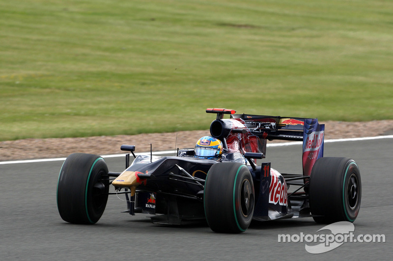Sebastien Bourdais, Scuderia Toro Rosso, damage to his otomobil after making contact ve Heikki Koval