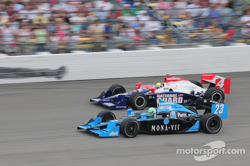 Tomas Scheckter, Dreyer & Reinbold Racing and Dan Wheldon, Panther Racing run together
